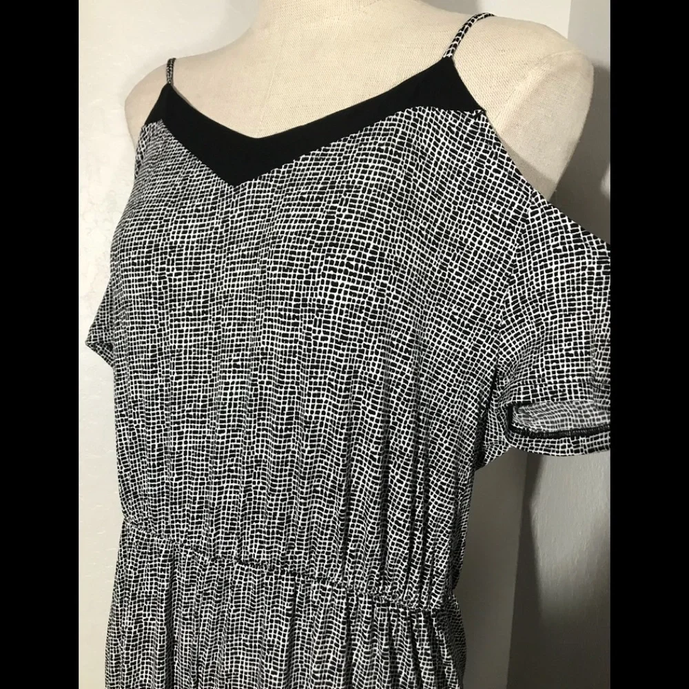 SIMPLY STYLED cold shoulder one piece romper Med